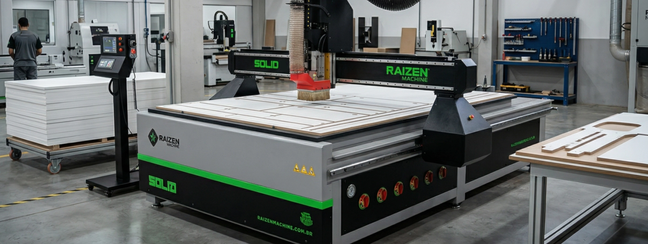 solid-taf-usinando-painel-de-mdf-em-uma-fabrica-de-moveis